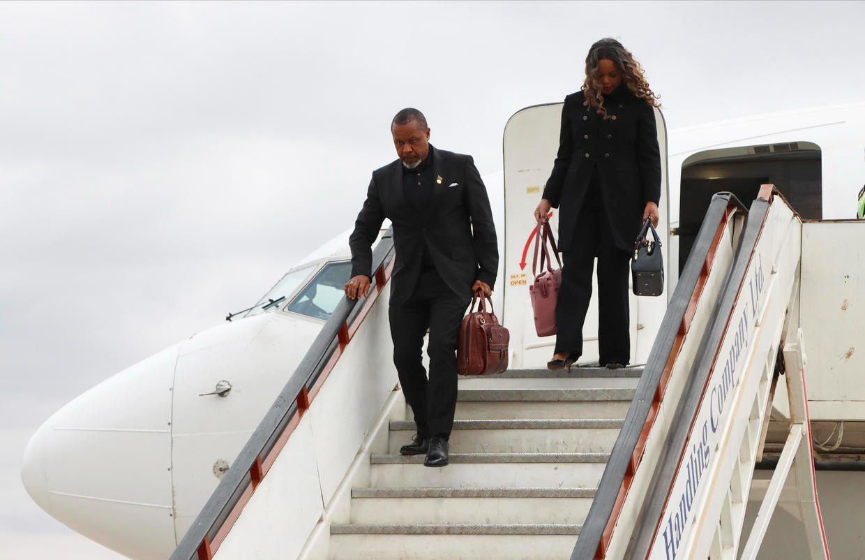 Phó Tổng thống Chilima và phu nhân Mary bước xuống máy bay, sau khi trở về từ Hàn Quốc hôm 9/6. Bà Mary cũng nằm trong số các nạn nhân vụ rơi máy bay. (Ảnh: AP)