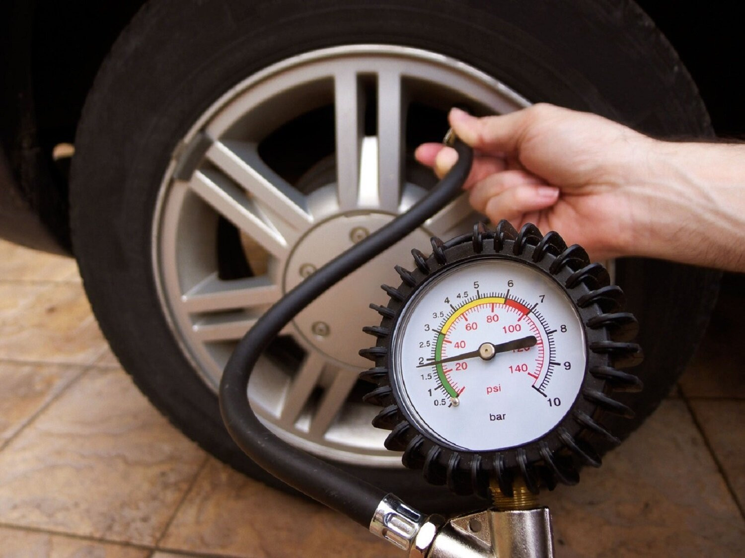 Mua bơm hơi lốp ô tô cần lưu ý phù hợp về áp suất. (Ảnh minh họa).