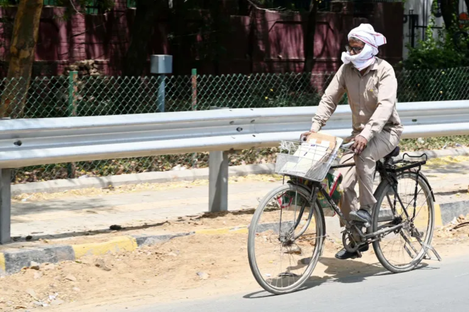 Một người giao hàng trên chiếc xe đạp giữa cái nắng tháng 5 ở Gurugram, Ấn Độ. (Ảnh: Getty)