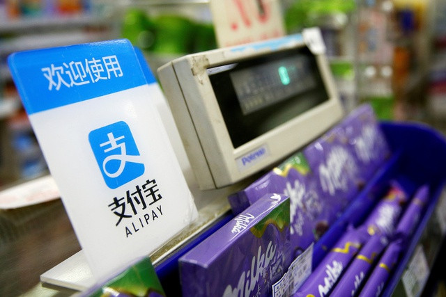 Ví điện tử Alipay được sử dụng tại một cửa hàng ở TP Thượng Hải – Trung Quốc Ảnh: REUTERS