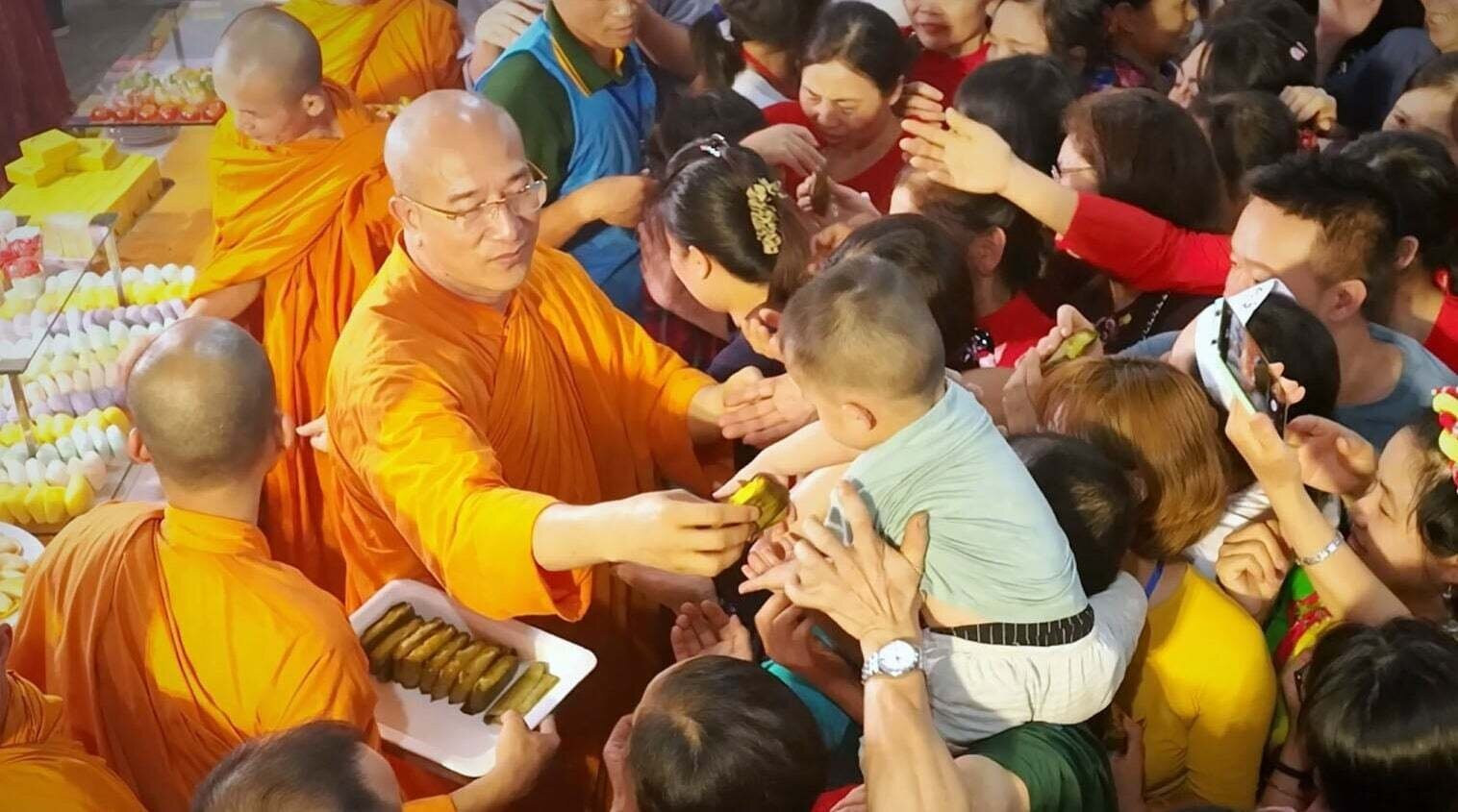 Trụ trì chùa Ba Vàng cùng các chư tăng phát quà cho các cháu thiếu nhi, du khách và phật tử tại Lễ hội ẩm thực kính mừng lễ Phật đản 2024. (Ảnh do nhà chùa cung cấp)