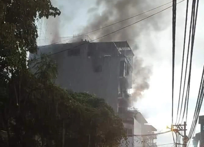 Cháy nhà ở phố Định Công Hạ, 3 xe cứu thương chở nạn nhân rời hiện trường - 1