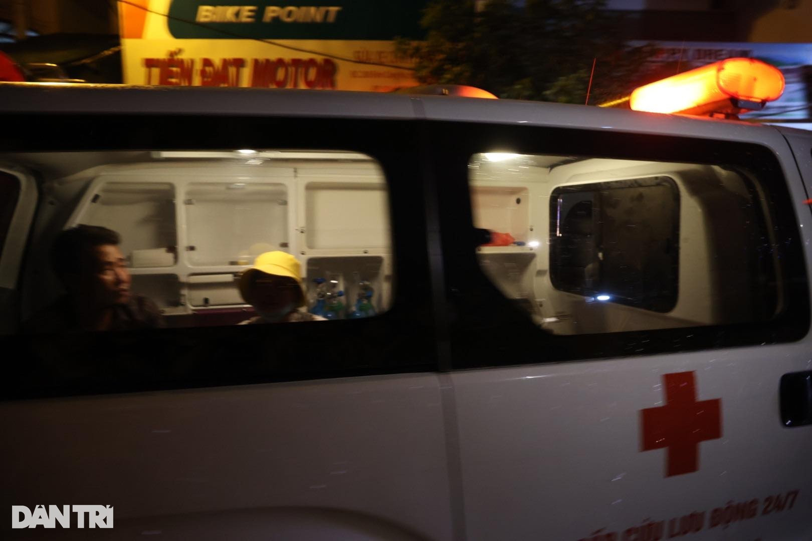 Cháy nhà ở phố Định Công Hạ, 3 xe cứu thương chở nạn nhân rời hiện trường - 6
