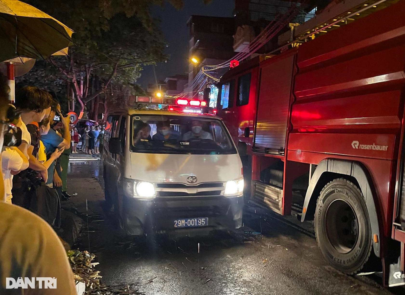 Cháy nhà ở phố Định Công Hạ, 3 xe cứu thương chở nạn nhân rời hiện trường - 7