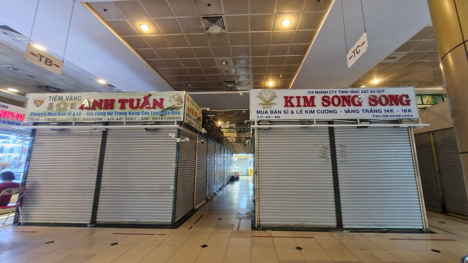 Nhiều tiệm vàng ở trung tâm thương mại An Đông đóng cửa trưa 18/6. (Ảnh: H. Linh)