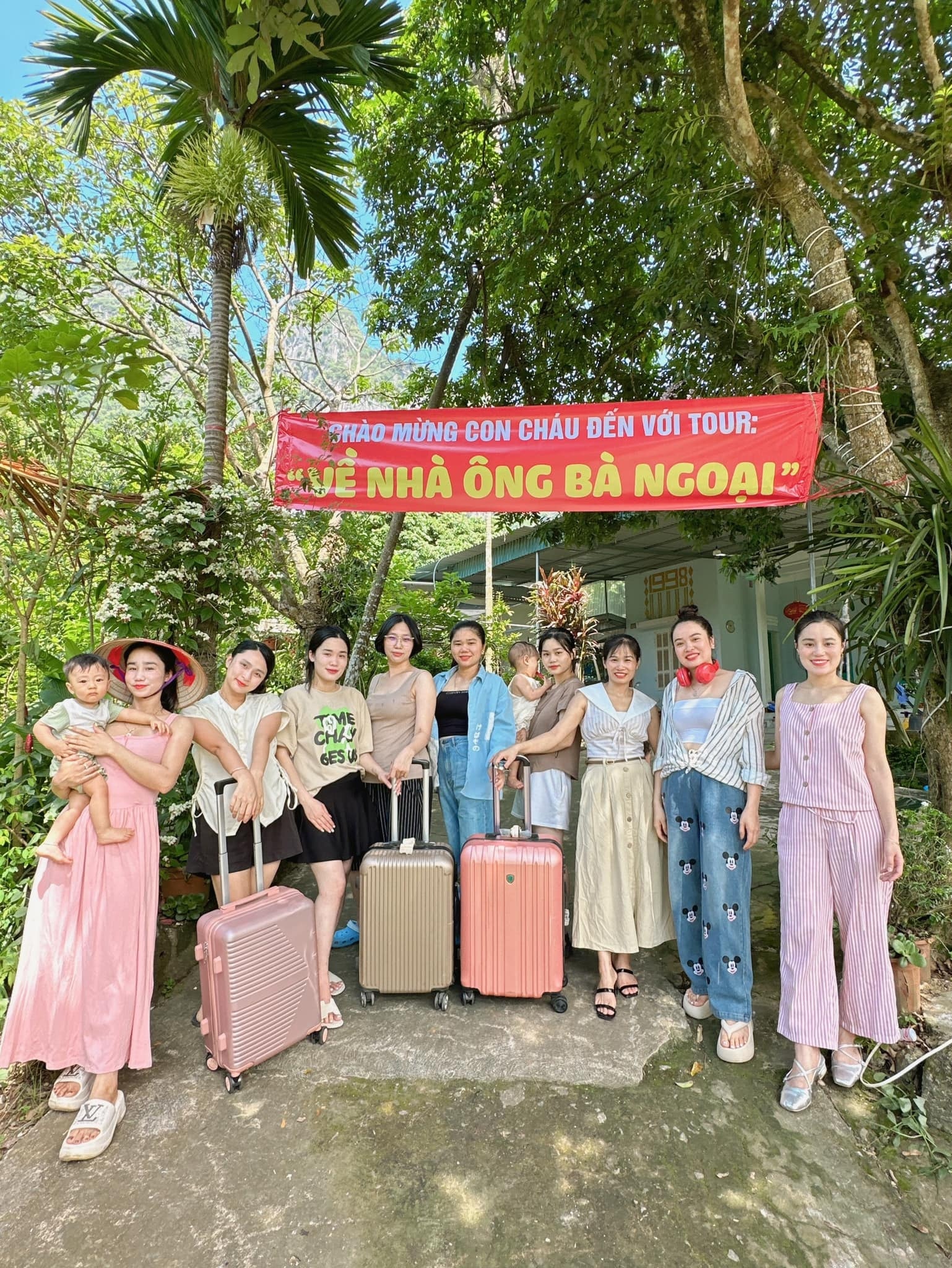 Tour về nhà ông bà ngoại của gia đình có 6 cô con gái ở Hòa Bình gây sốt - 3