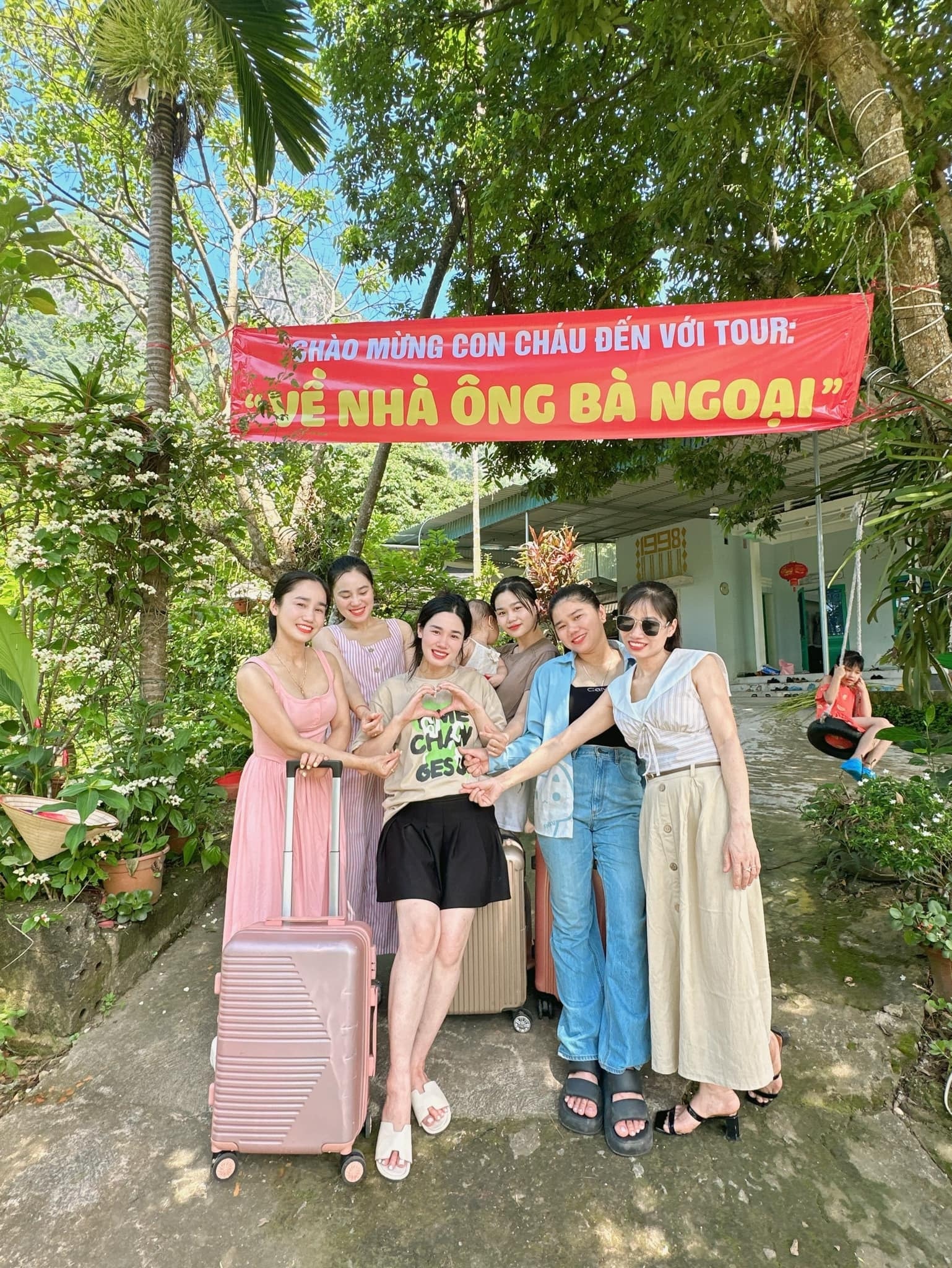 Tour về nhà ông bà ngoại của gia đình có 6 cô con gái ở Hòa Bình gây sốt - 2