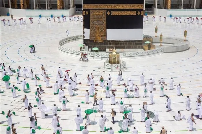 Các tín đồ Hồi giáo cầu nguyện tại Đền thờ Lớn ở thánh địa Mecca, Saudi Arabia