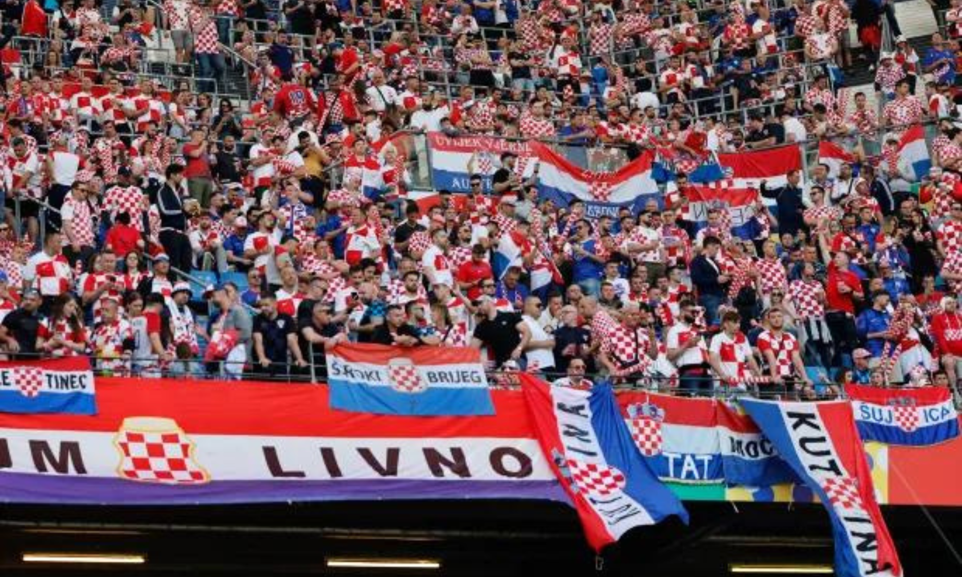 Cổ động viên Croatia được cho là đã xúc phạm Serbia trên khán đài tối 19/6.