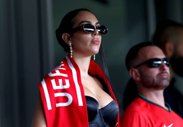 Bạn gái nóng bỏng của C.Ronaldo gây sốt trên khán đài - 4
