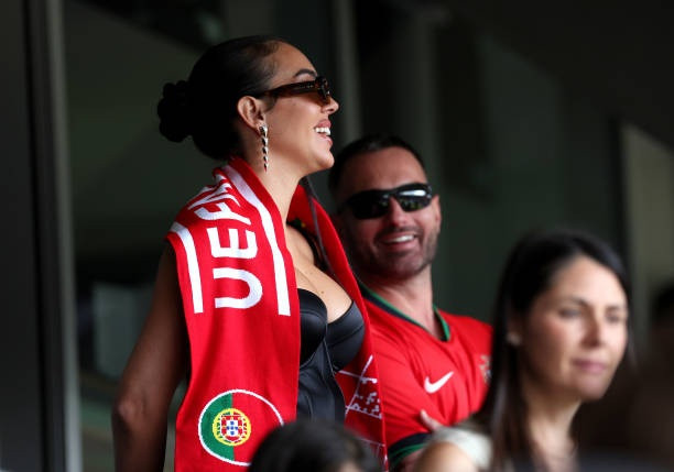 Bạn gái nóng bỏng của C.Ronaldo gây sốt trên khán đài - 3
