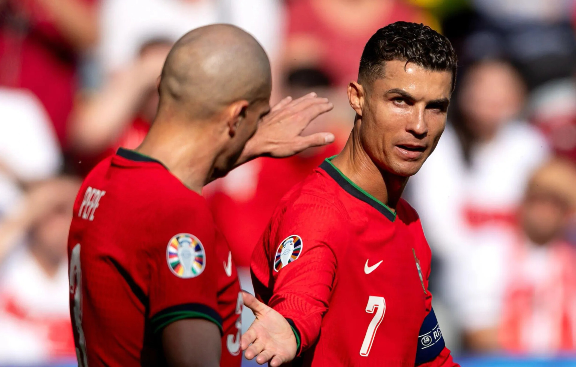 Bạn gái nóng bỏng của C.Ronaldo gây sốt trên khán đài - 8