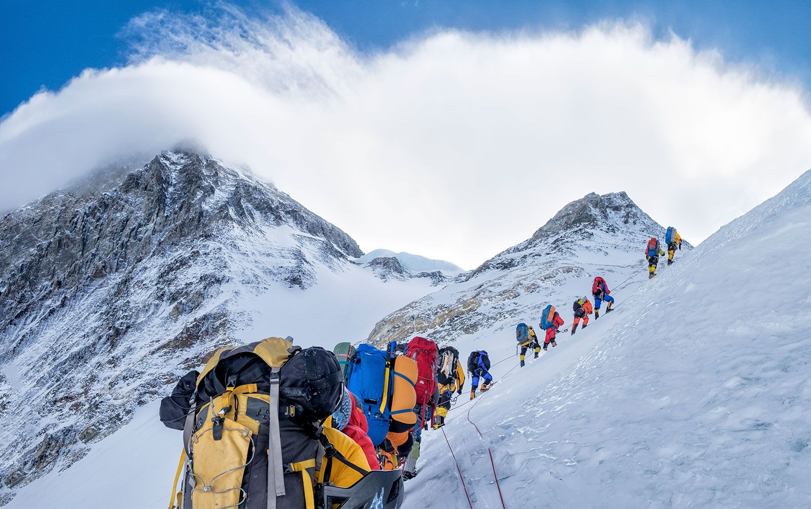 Những người chuyên nhặt xác, đưa thi thể người trên đỉnh Everest xuống núi - 1