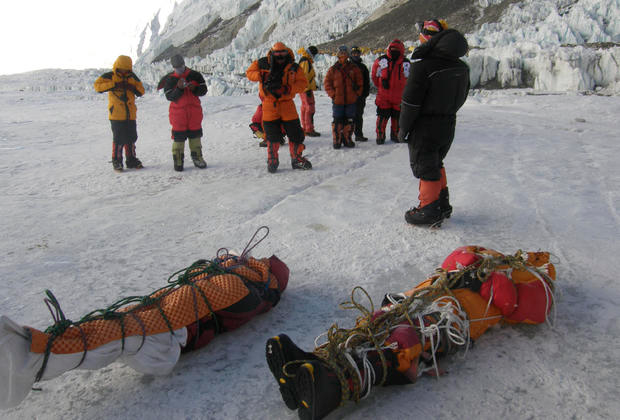 Những người chuyên nhặt xác, đưa thi thể người trên đỉnh Everest xuống núi - 3