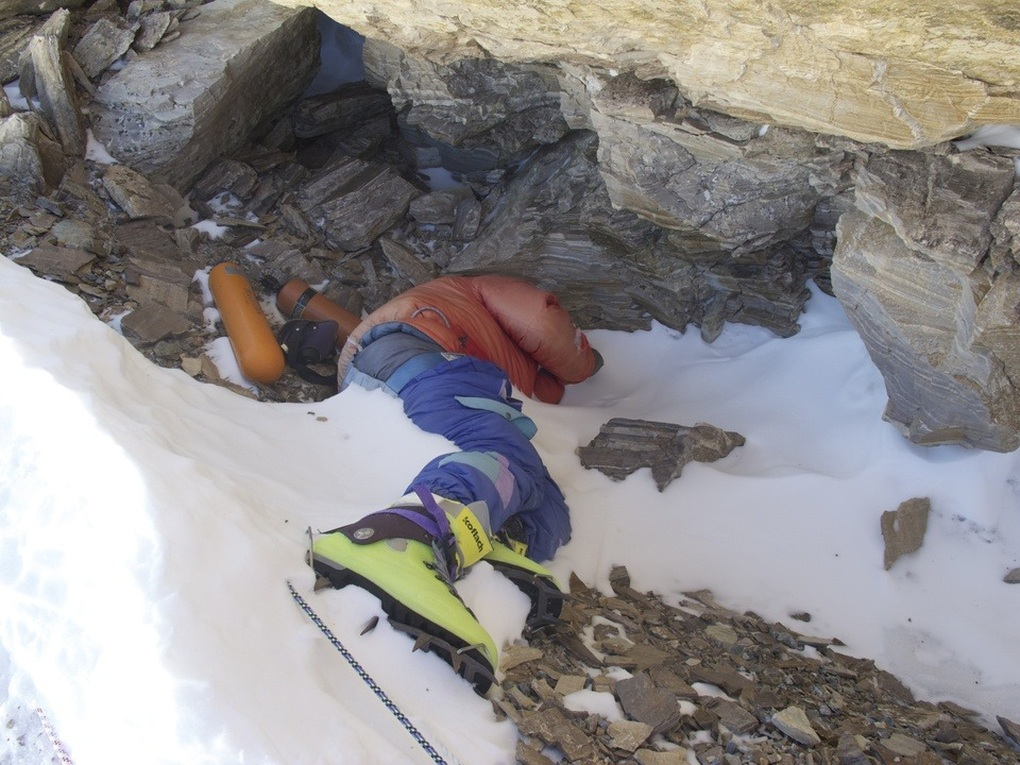 Những người chuyên nhặt xác, đưa thi thể người trên đỉnh Everest xuống núi - 2