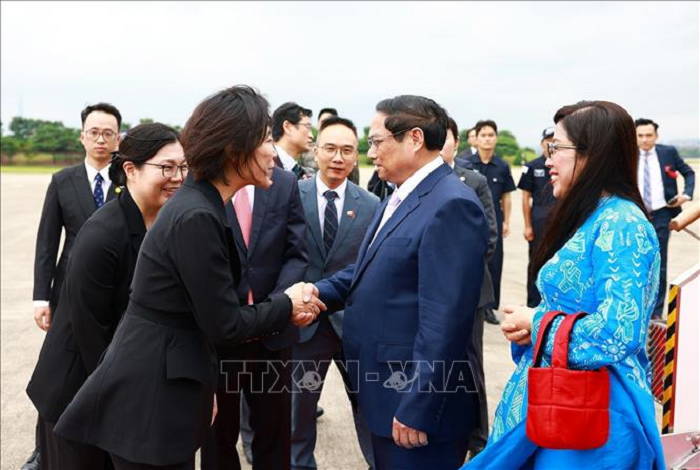 Quan chức Hàn Quốc đón Thủ tướng Phạm Minh Chính và Phu nhân tại sân bay quân sự Seongnam, tỉnh Gyeonggi. (Ảnh: Dương Giang/TTXVN)