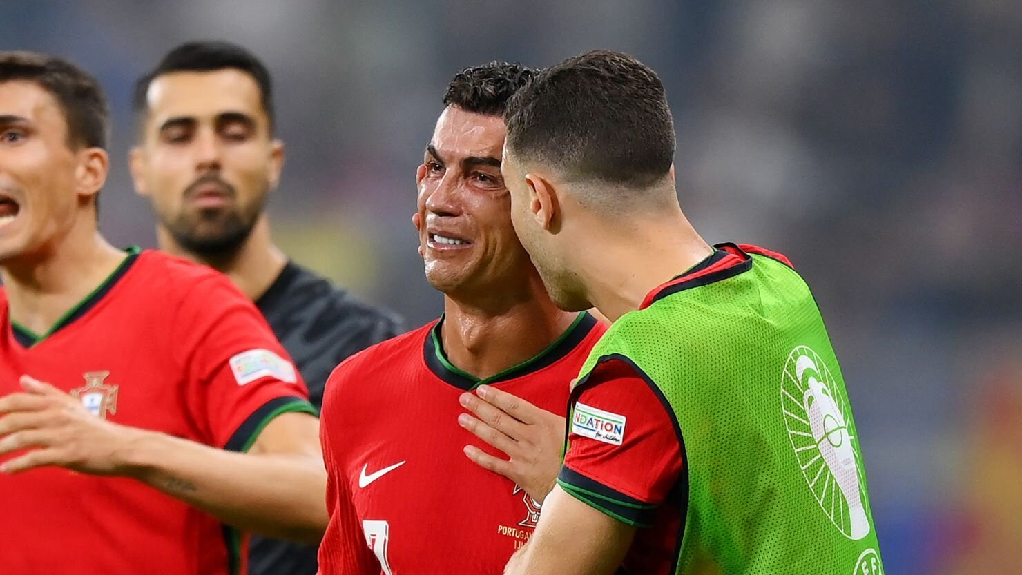 Ronaldo bật khóc khi sút hỏng phạt đền.
