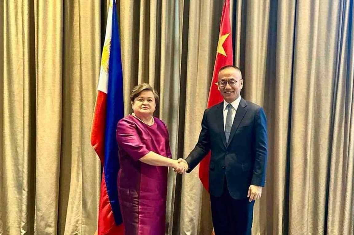 Thứ trưởng Ngoại giao Philippines Theresa Lazaro gặp Thứ trưởng Ngoại giao Trung Quốc Trần Hiểu Đông tại Manila vào ngày 2/7.