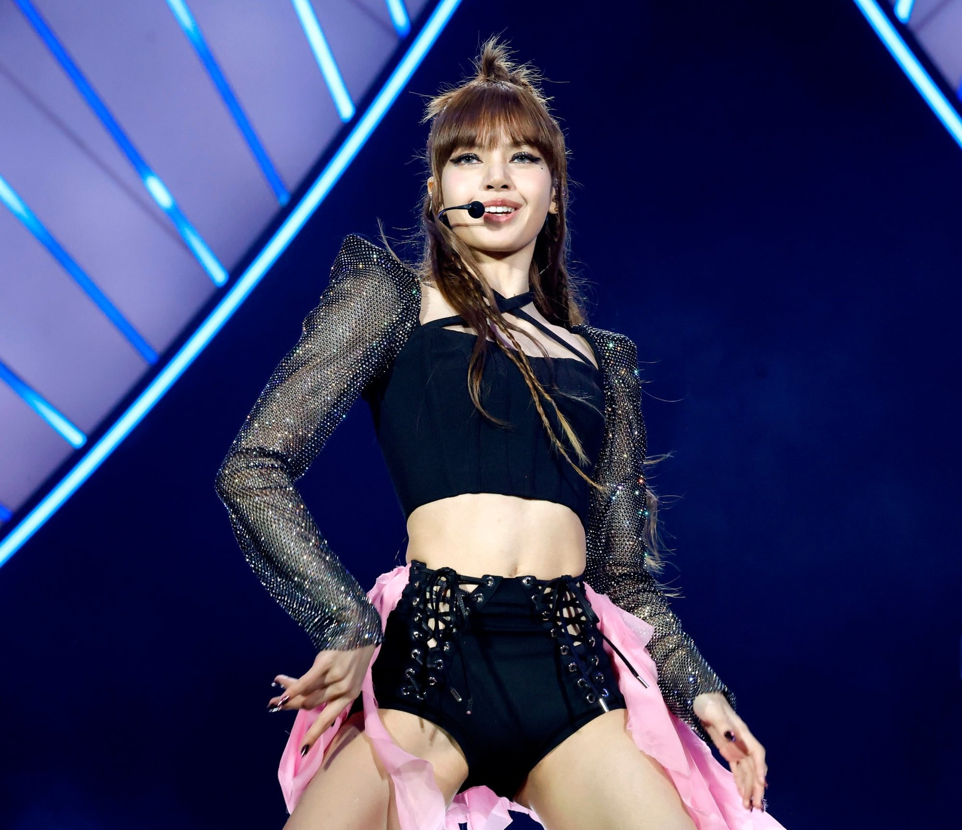 Cô gái bán gà rán đổi đời nhờ giống Lisa (Blackpink), khách đổ xô đến quán - 2