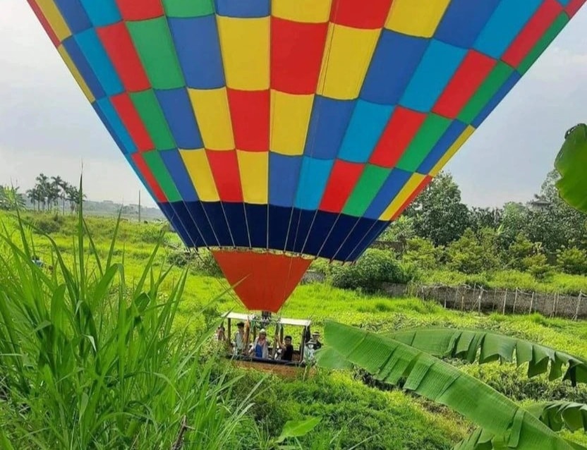 Hà Nội: Khinh khí cầu chở 9 người phải hạ cánh khẩn cấp do lỗi kỹ thuật - 1