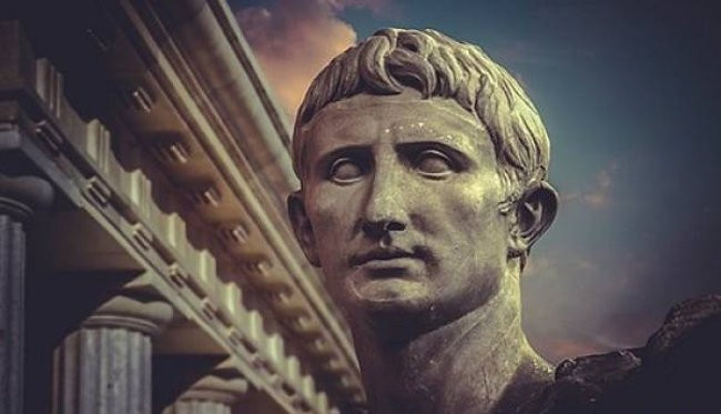 Julius Ceasar là nhà quân sự lỗi lạc của đế chế La Mã cổ đại. 