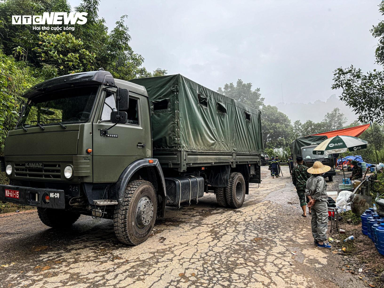 300 người dọn dẹp hiện trường vụ sạt lở ở Hà Giang, thông xe trước 12h trưa nay - 2