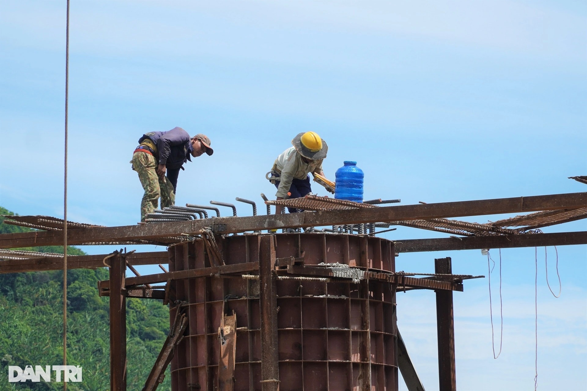 Những cây cầu kỳ vĩ xuyên thung lũng, vượt hồ trên cao tốc Vũng Áng - Bùng - 6