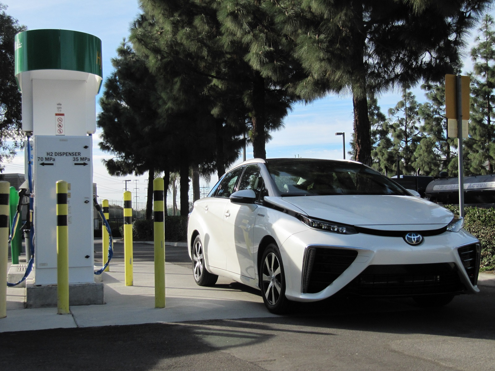 2016 toyota mirai hydrogen fuel cell car newport beach ca nov 2014_100490084_h.jpg