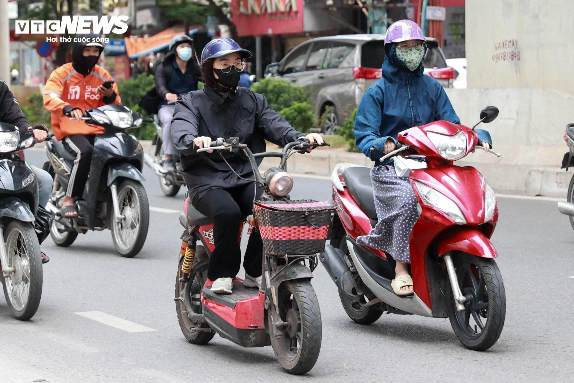 Nắng nóng bất thường hay mưa lớn đều là những hình thái thời tiết không tốt cho quá trình vận hành xe điện. (Ảnh: Chí Hiếu)