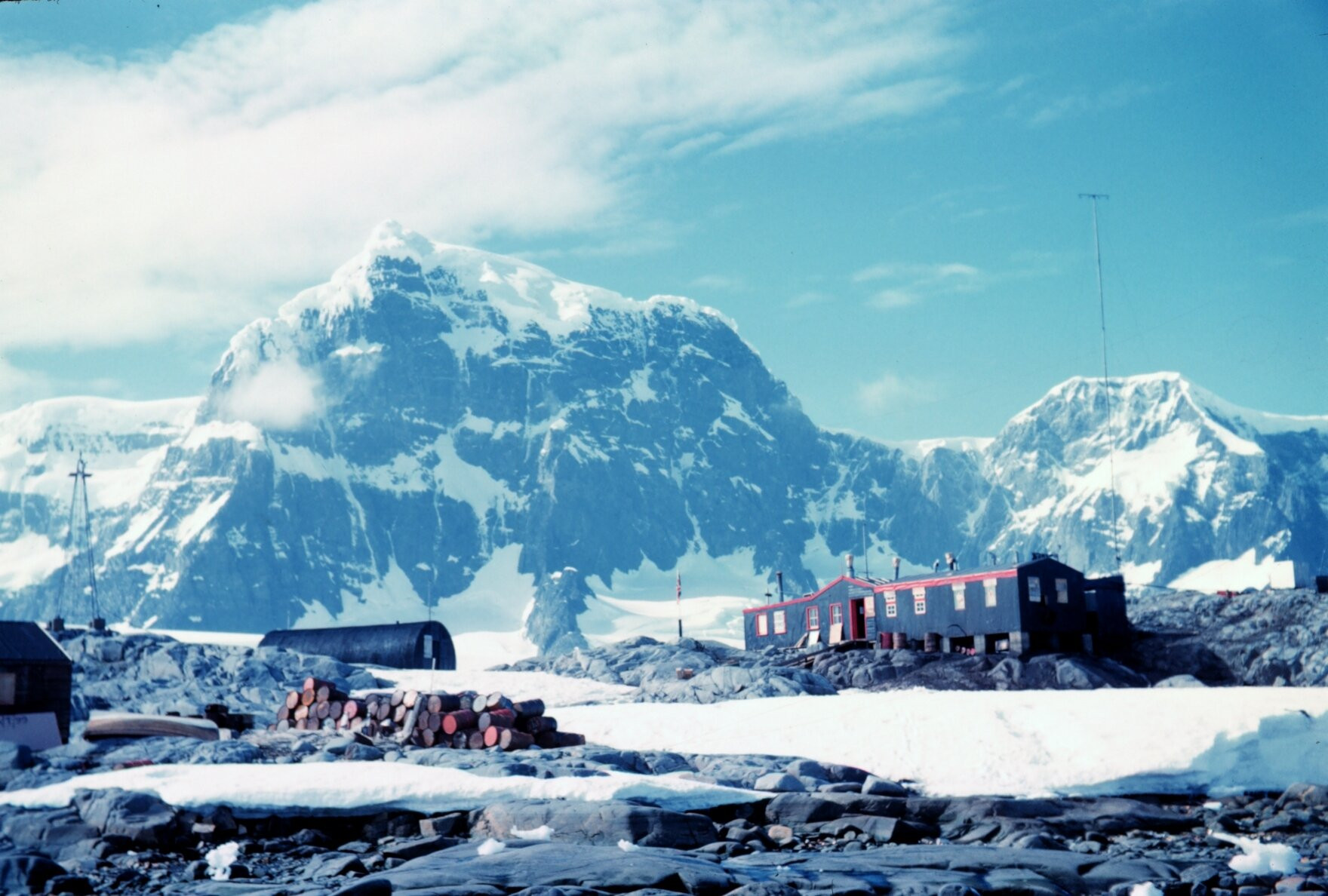 Port Lockroy trở nên nhỏ bé với khung cảnh kỳ vĩ phía sau - Ảnh: Harley D. Nygren