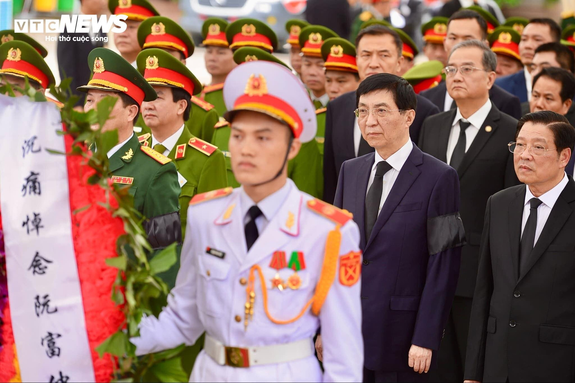 Đoàn Cộng hòa Nhân dân Trung Hoa, do Ủy viên Thường vụ Bộ Chính trị Trung ương Đảng Cộng sản Trung Quốc, Chủ tịch Chính hiệp toàn quốc Trung Quốc Vương Hỗ Ninh làm trưởng đoàn, vào viếng Tổng Bí thư Nguyễn Phú Trọng.