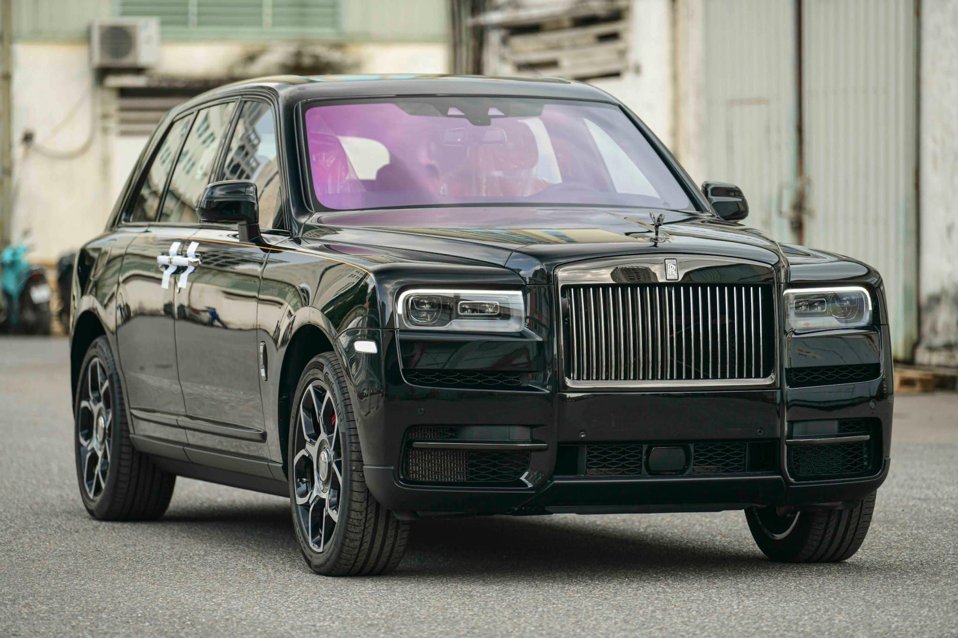 Cận cảnh Rolls-Royce Cullinan Black Badge 2024 vừa về Việt Nam ảnh 1