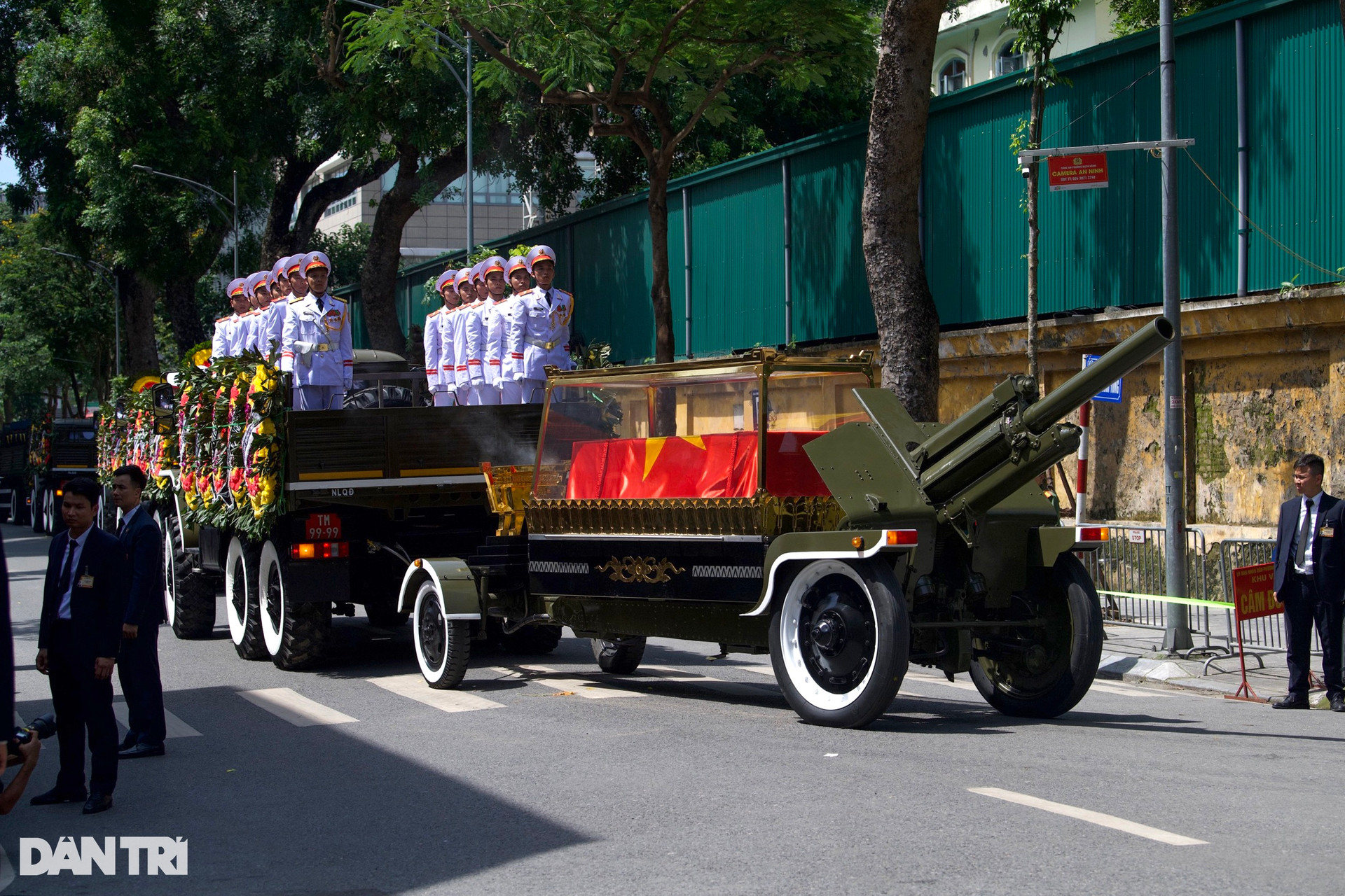 Hình ảnh đoàn xe đưa linh cữu Tổng Bí thư di chuyển trên đường phố Hà Nội - 2