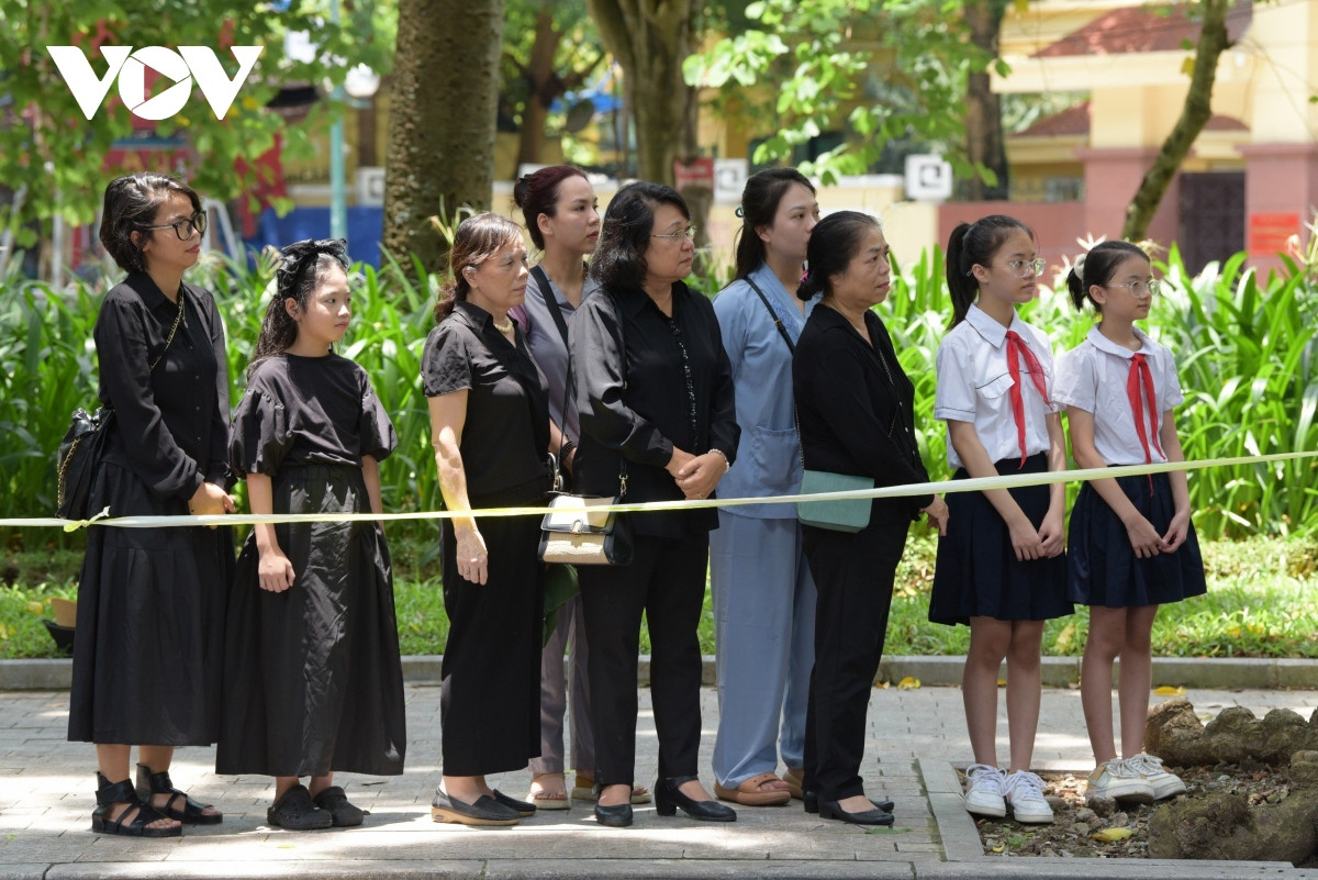 nguoi dan do ra duong cho doi tien biet tong bi thu nguyen phu trong hinh anh 7