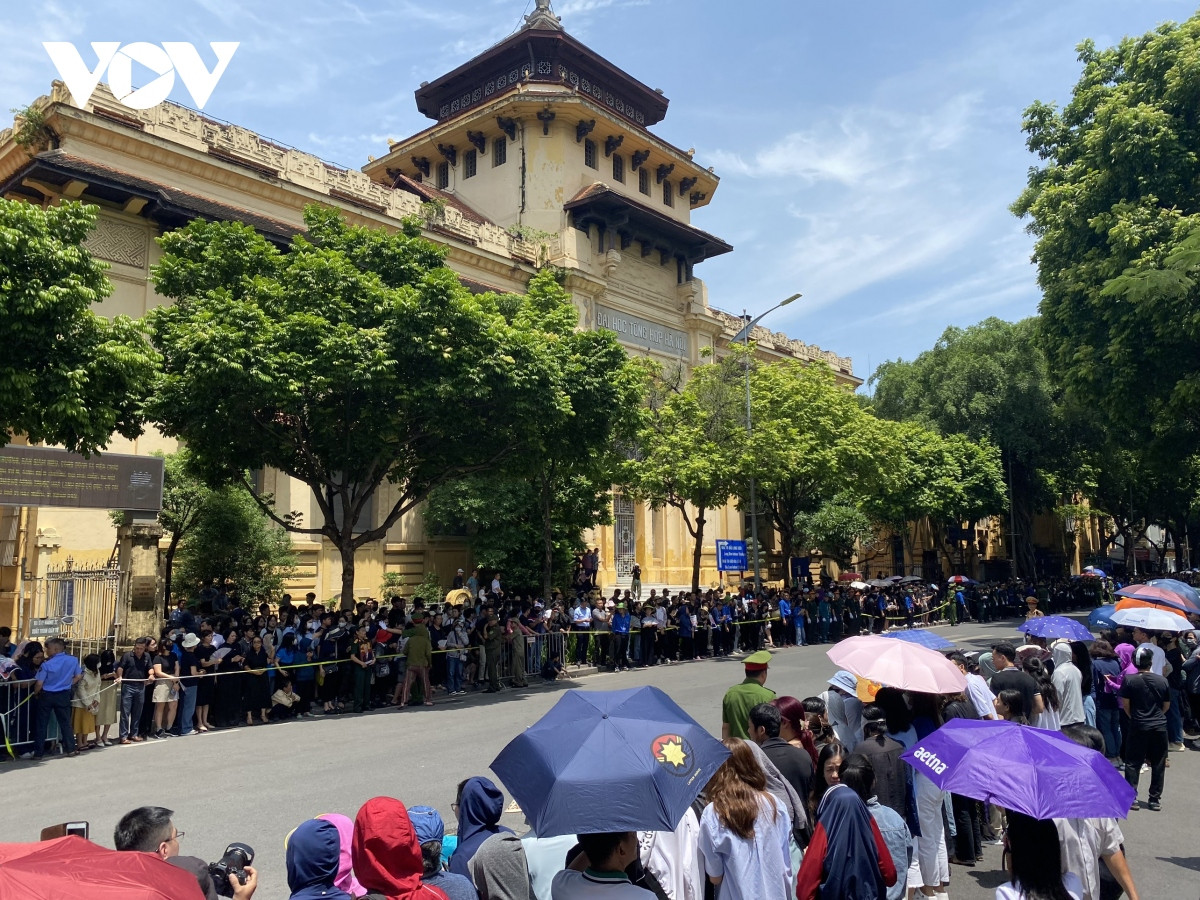 nguoi dan do ra duong cho doi tien biet tong bi thu nguyen phu trong hinh anh 1