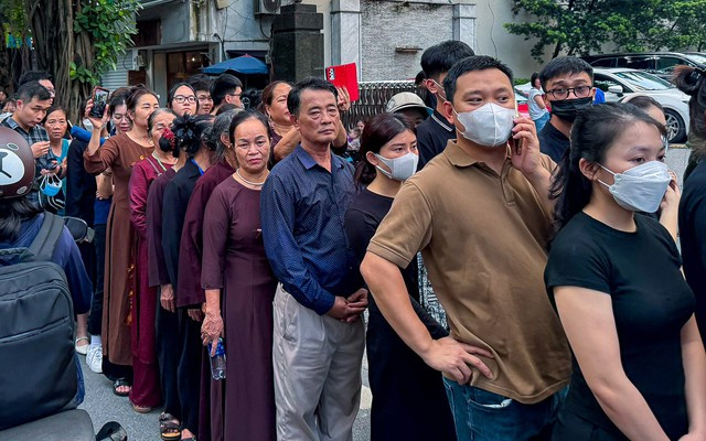 Sáng nay 26-7, hàng ngàn người xếp hàng từ rất sớm vào viếng Tổng Bí thư Nguyễn Phú Trọng- Ảnh 4.