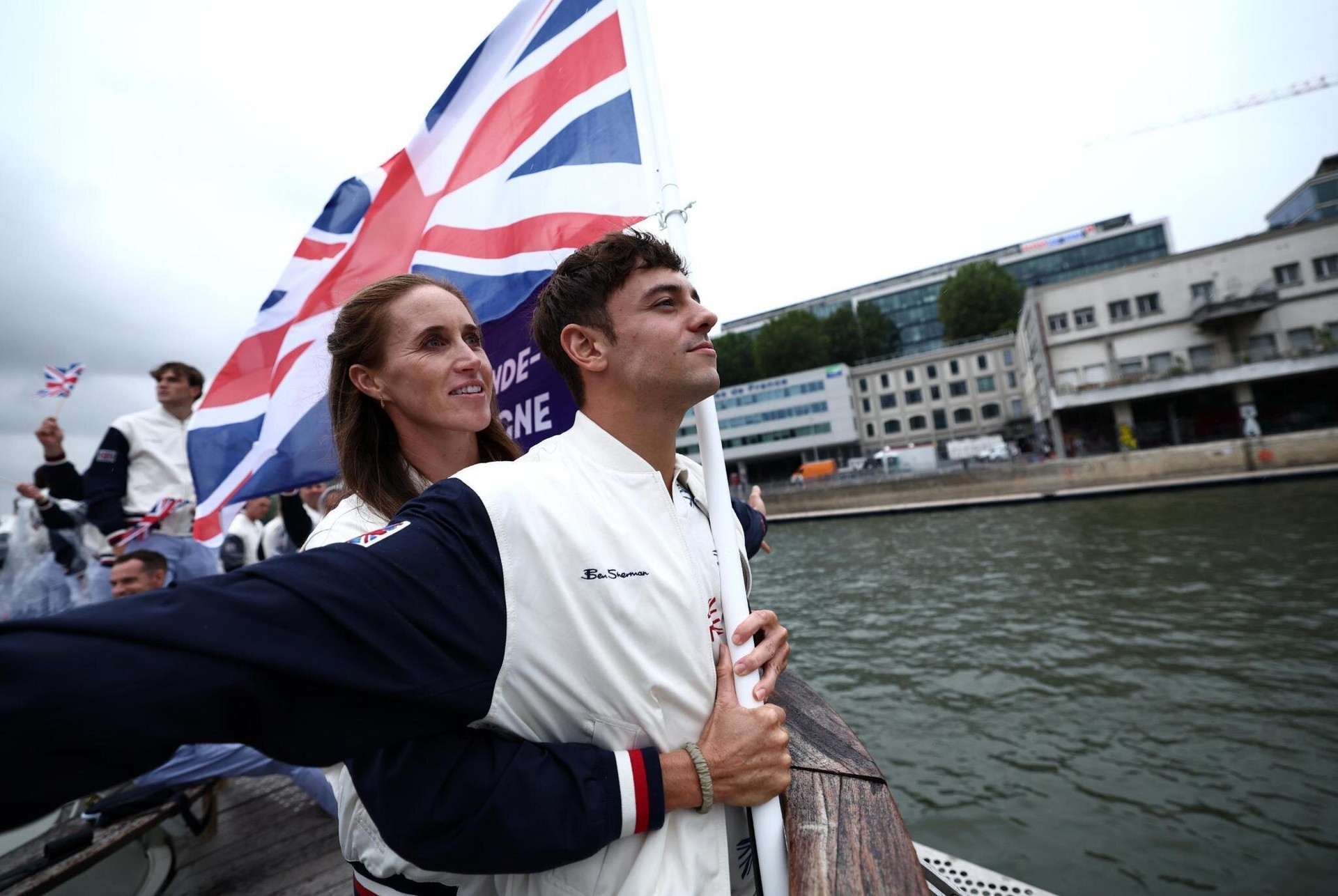 Helen Glover và Tom Daley - 2 vận động viên cầm cờ của đoàn thể thao Vương quốc Anh tái hiện hình ảnh của tác phẩm Titanic.