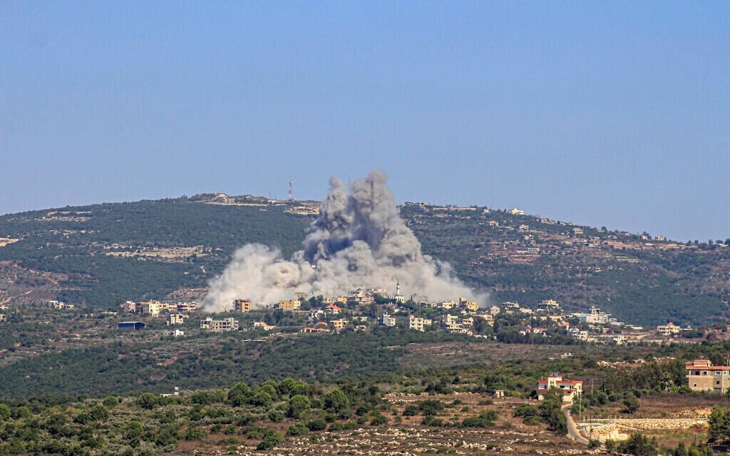 Khói bốc lên sau cuộc không kích của Israel vào làng Chihine ở biên giới phía nam Lebanon vào ngày 28/7. (Ảnh: Times of Israel)