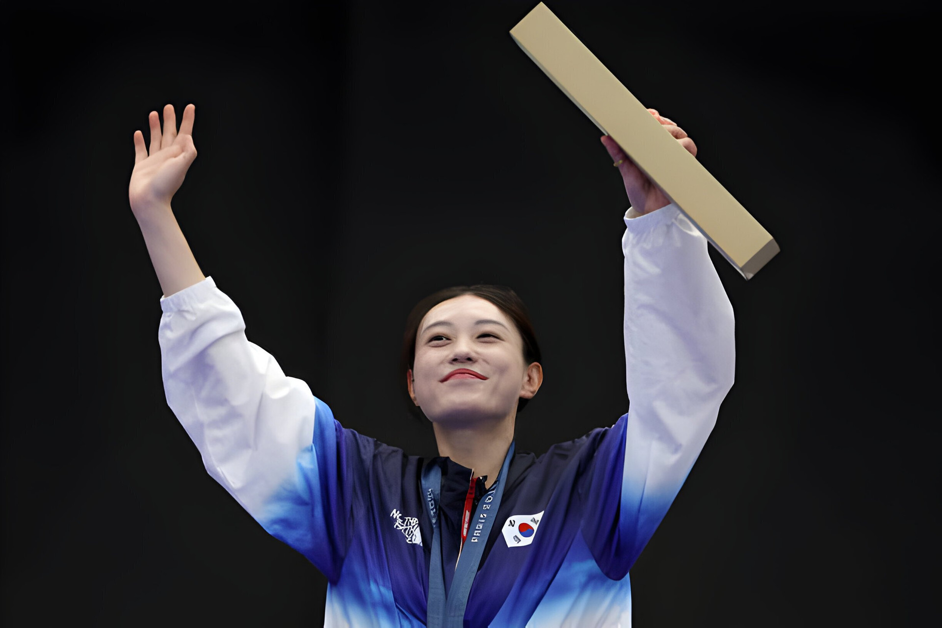 Kim Ye-ji thất bại trước người đồng hương Oh Ye-jin ở nội dung 10 mét súng ngắn hơi Olympic 2024 và giành huy chương bạc. Tuy nhiên, cô nhận sự chú ý hơn nhờ phong thái và màn thể hiện của bản thân. Những hình ảnh của Kim trên Women Posting W's thu hút tổng cộng hàng trăm nghìn lượt thích.