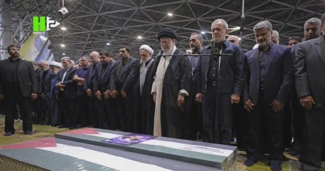 Ayatollah Ali Khamenei, lãnh đạo tối cao của Iran, đã chủ trì buổi cầu nguyện cho ông Haniyeh vào ngày 1-8. Ảnh: X/@h2newsagency