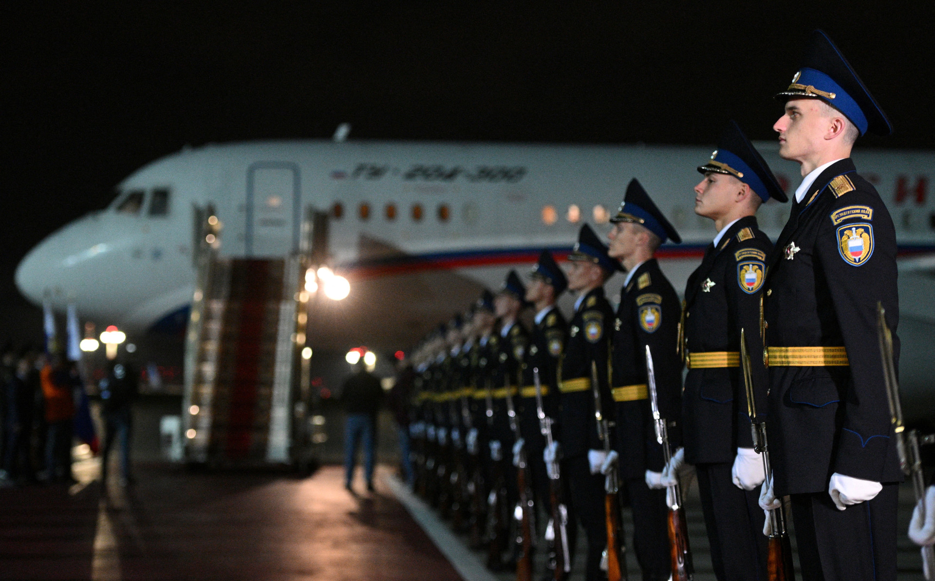 Ông Putin, ông Biden ra sân bay đón các tù nhân trong cuộc trao đổi lịch sử - 7