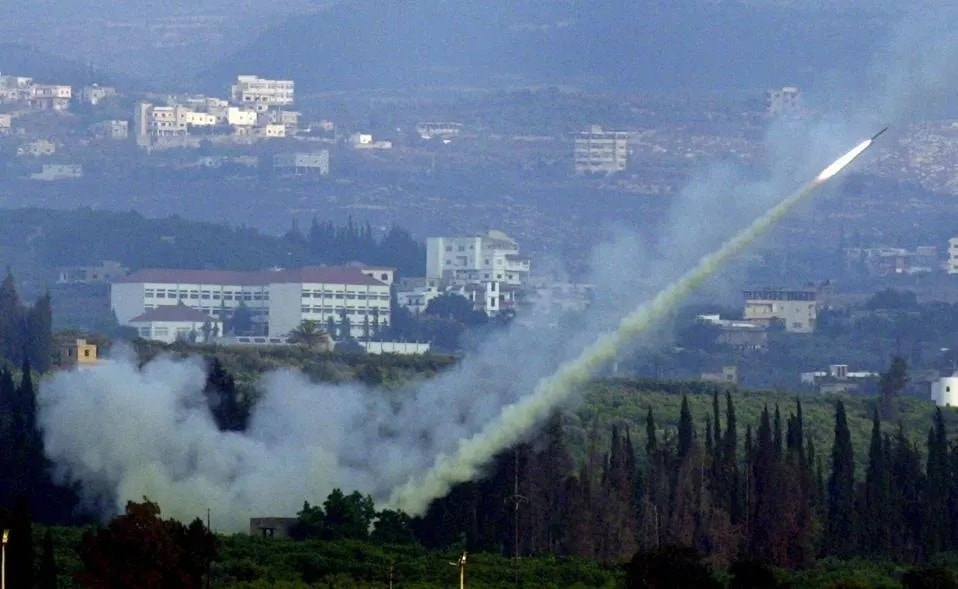 Hezbollah bắn hơn 50 rocket vào Israel - 1