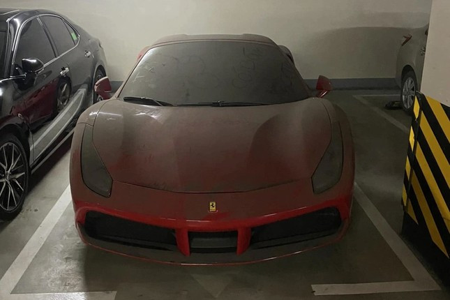 Siêu xe Ferrari 488 nằm phủ bụi trong hầm chung cư ở Hà Nội ảnh 1