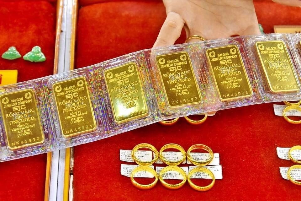 Vàng miếng SJC loại ký hiệu một chữ và vàng miếng SJC loại ký hiệu hai chữ có chất lượng và giá trị như nhau. (Ảnh minh hoạ)