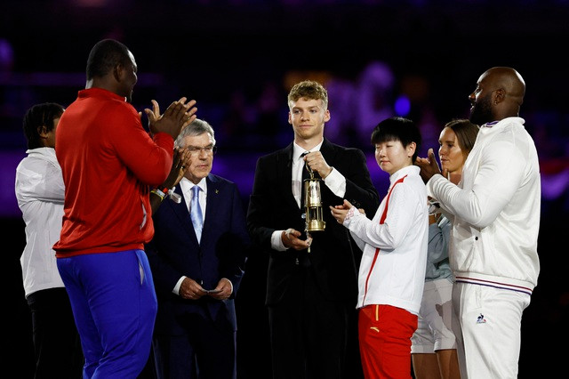 Tom Cruise đu dây trao cờ bế mạc Olympic 2024, Mỹ nhất toàn đoàn ngày cuối- Ảnh 12.