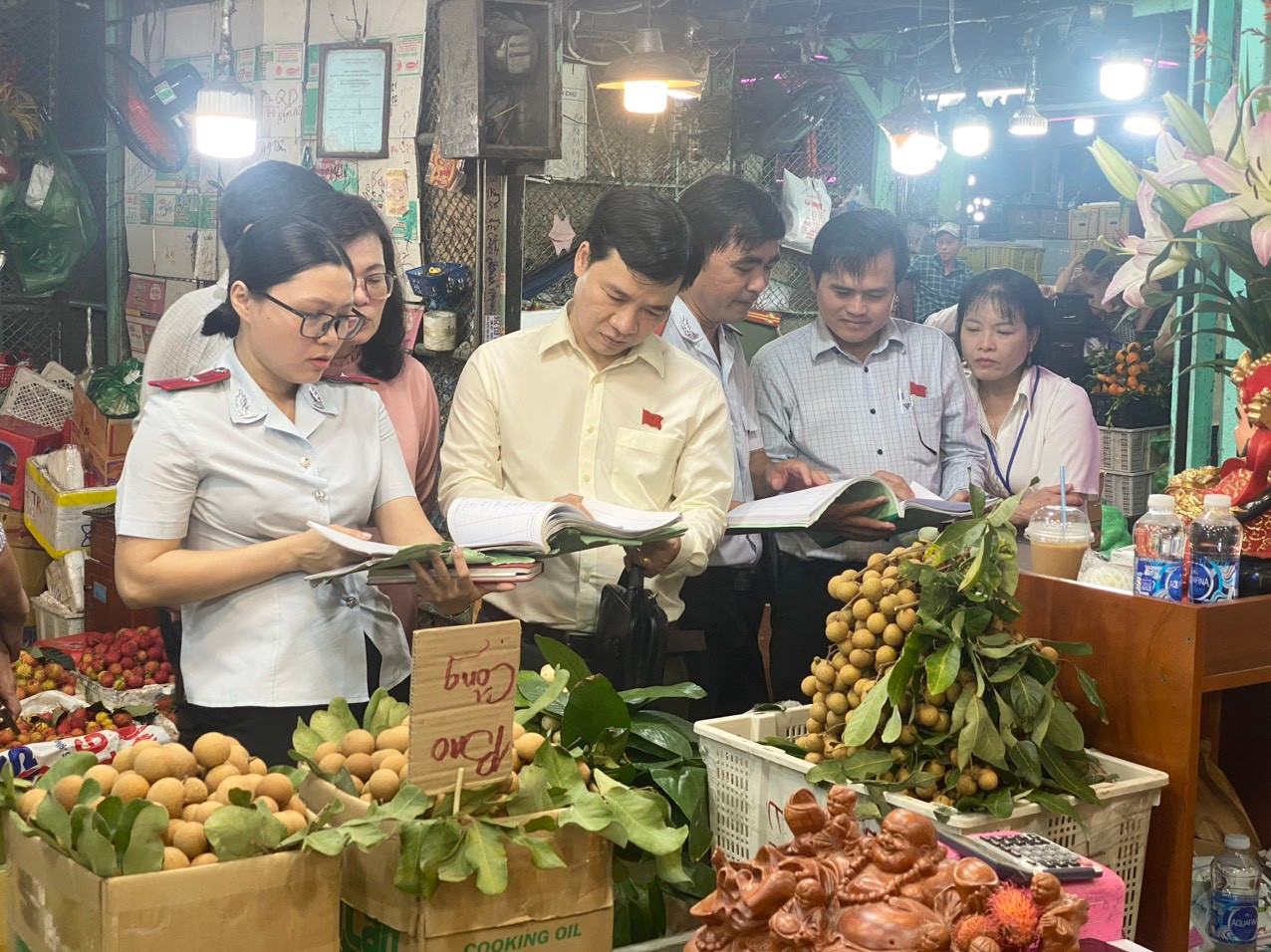 Kiểm tra chợ đầu mối Thủ Đức lúc nửa đêm, đoàn giám sát bất ngờ với câu trả lời của tiểu thương- Ảnh 3.