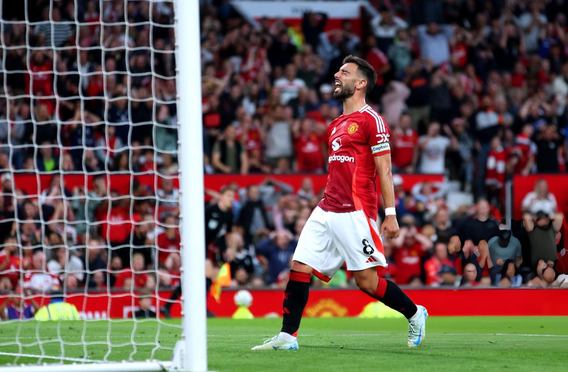 Zirkzee ghi bàn ra mắt, Man Utd nhọc nhằn hạ Fulham - 2