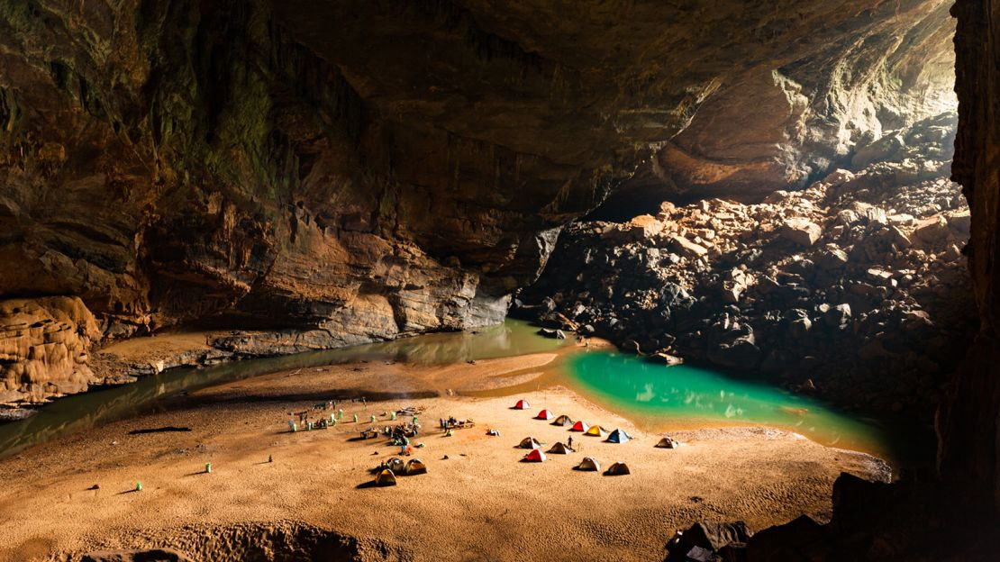 160824164842 hang son doong 10hang en campsite.jpg