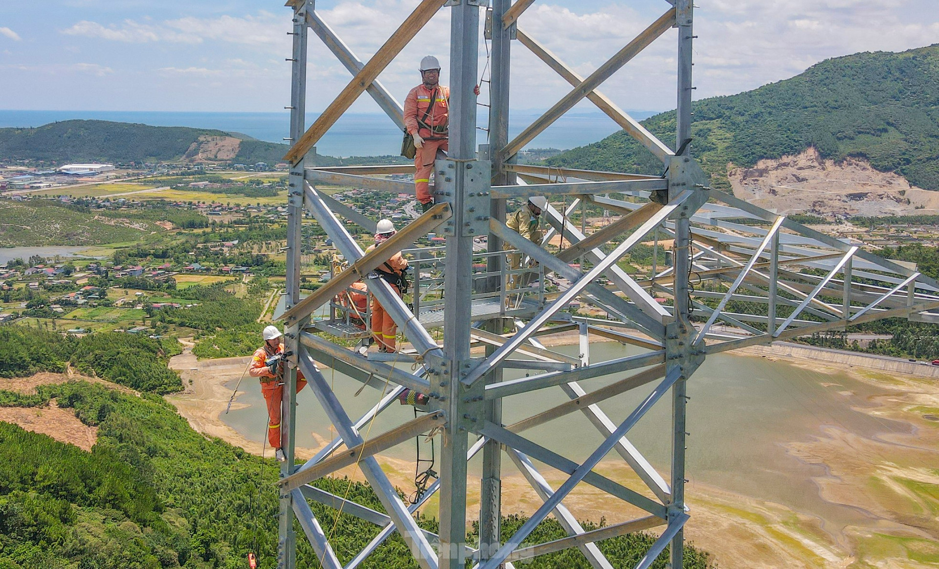 Toàn cảnh đường dây 500kV mạch 3 qua Hà Tĩnh trước ngày về đích ảnh 3