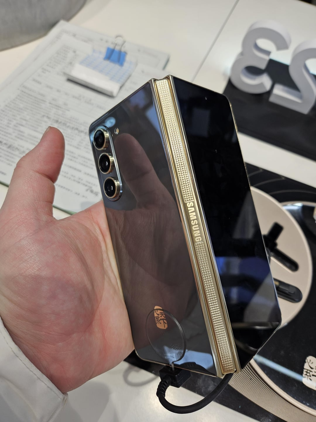 Năm ngoái, phiên bản đặc biệt của Galaxy Z Fold 5 là Galaxy W24 và W24 Flip ra mắt ở Trung Quốc. (Ảnh: Reddit)